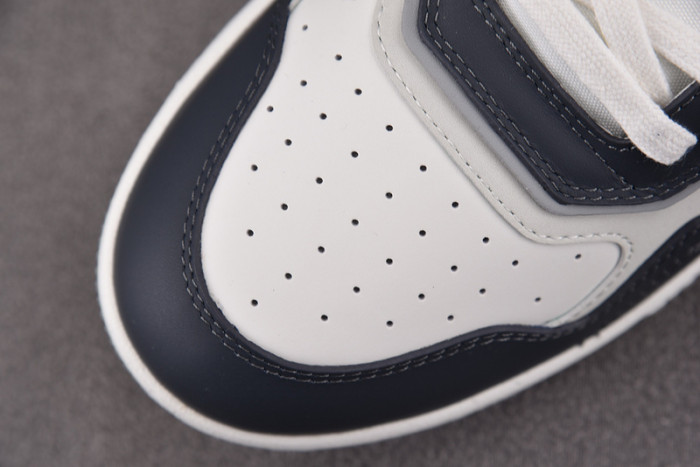 D10R B27 LOW SNEAKER